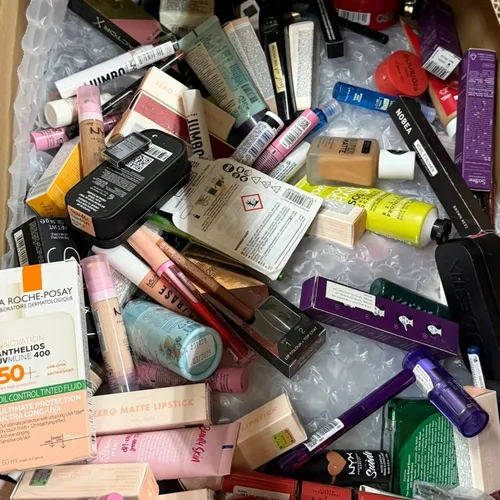 Pallets with mixed cosmetics