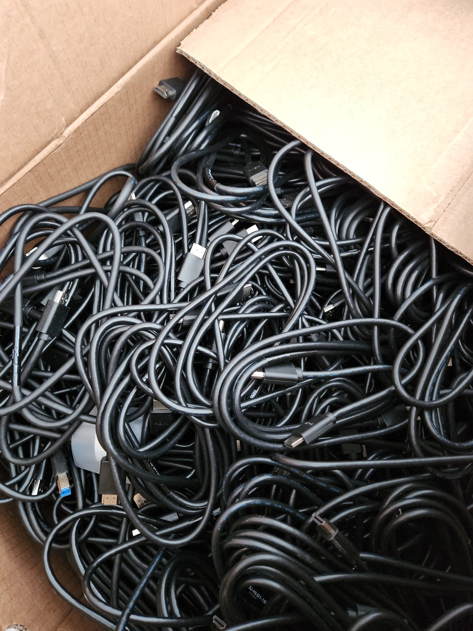Lot of brand new cables. MIX Hdmi, Display port, Source cable, USB